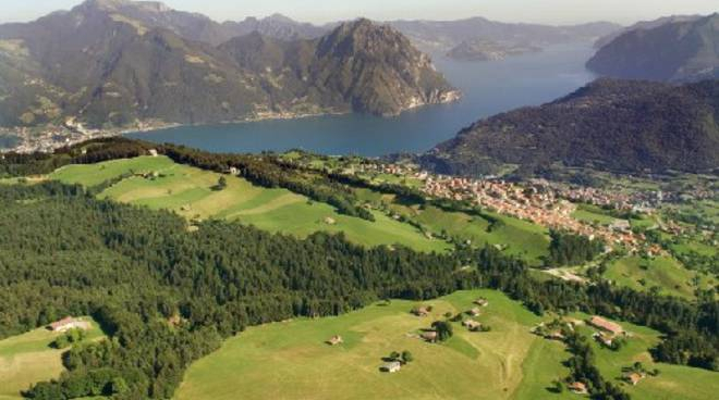 The plateau of Bossico with Lake Iseo in the background