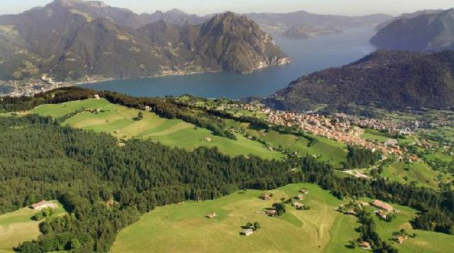 The plateau of Bossico with Lake Iseo in the background
