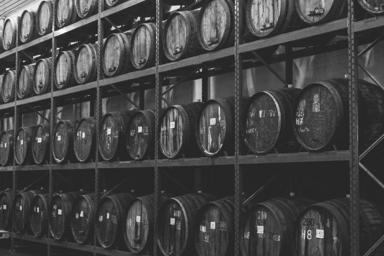 Le botti di affinamento della cantina Silvio Carta