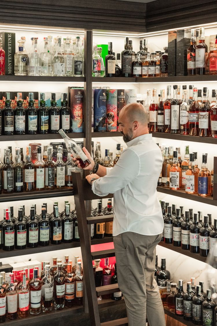 La selezione di distillati da canna da zucchero annovera bottiglie rare e ricercate, tra cui l'iconico Caroni