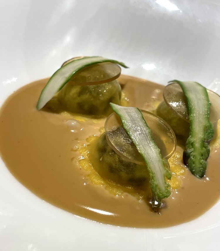 Marubini, salsa bianchetto e asparago verde. Il tipico raviolo mantovano viene farcito con copertina brasata, sormontata da una gelatina di brodo, mentre alla base poggia una salsa blanquette, setosa, intensa, concentrata: ecco perché si apprezza tanto l’asparago crudo in cima, che spezza la carnosità succulenta e introduce un respiro vegetale, sottile ma persistente