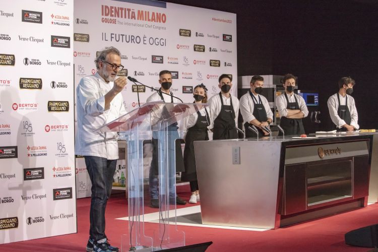 Massimo Bottura sul palco di Identità Milano 2022