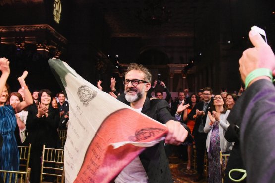 One year and 12 days later, on Monday 13th June in New York, no longer in London, he moved ahead of the Roca brothers too. Osteria Francescana in Modena is the first restaurant in the world based on the votes of almost one thousand experts. Massimo Bottura can finally wave the Italian flag. Copyright The World’s 50 Best Restaurants