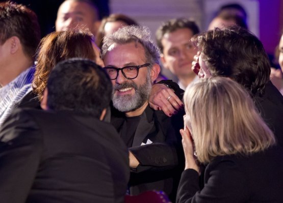 Foto ricordo per Massimo Bottura il 1° giugno 2015 a Londra: sorride felice per essersi issato fino al secondo posto assoluto nella classifica dei 50 Best. Primi i fratelli Roca del Celler de Can Roca a Girona. Copyright Edition Photography
