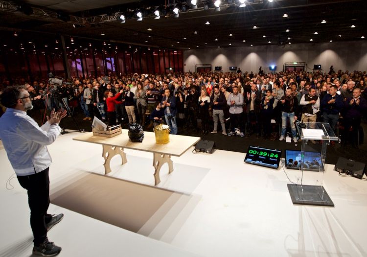 Massimo Bottura sul palco dell'Auditorium a Id