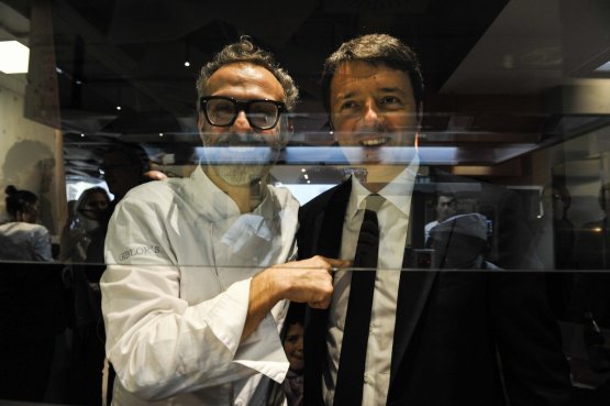 Massimo Bottura e Matteo Renzi al pass della cucin