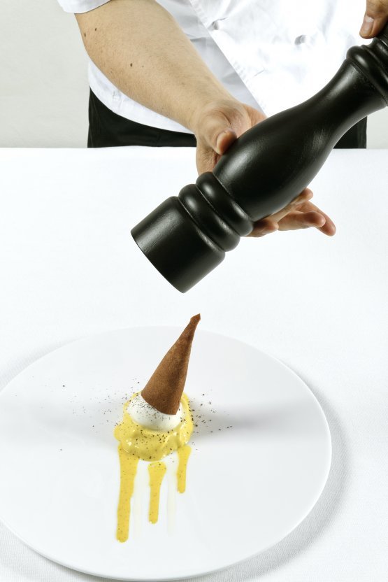 Crema inglese al pepe, guanciale, banana, gelato di pecorino, caviale di Massimo Bottura
