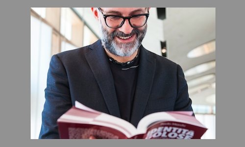 Massimo Bottura consulta la settima edizione della
