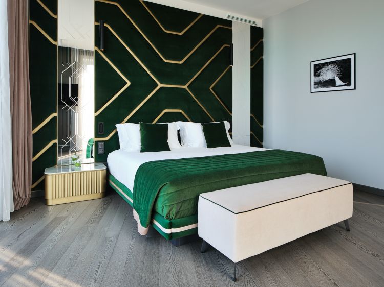 Tutte realizzate con arredo italiano, le 26 suites vantano panorami ineguagliabili e un design minimalista che richiama i colori delle colline circostanti e del lago