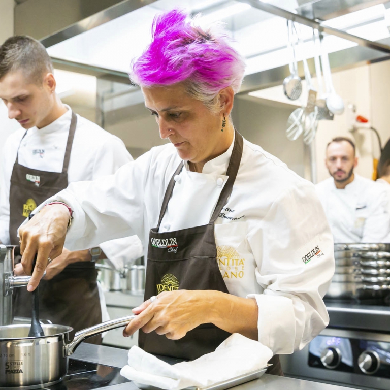 Cristina Bowerman fotografata in cucina durante la