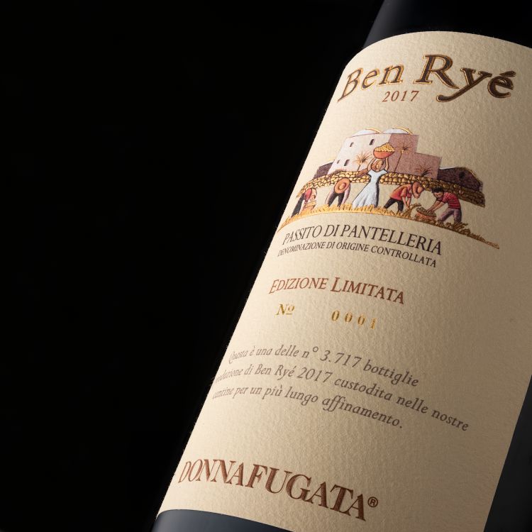 Ben Ryé 2017 (Edizione Limitata) - Donnafugata
Questo vino è la traduzione di un lavoro sartoriale che la famiglia Rallo ha applicato a Pantelleria. Una tecnica vendemmiale che inizia i primi di agosto raccogliendo le uve mature destinate all’appassimento sui graticci al sole, esposte al vento dell’isola. Poi si raccolgono le uve destinate al mosto fresco a cui viene aggiunta, a più riprese, l’uva passa. Uno Zibibbo che fermenta in acciaio. Questa edizione limitata 2017, in sole 3.717 bottiglie, ha affinato per oltre 6 anni in bottiglia e si beve il tempo. Uva passa, albicocca e scorze d’ arancia candita si bilanciano perfettamente all’ assaggio. Un capolavoro enologico