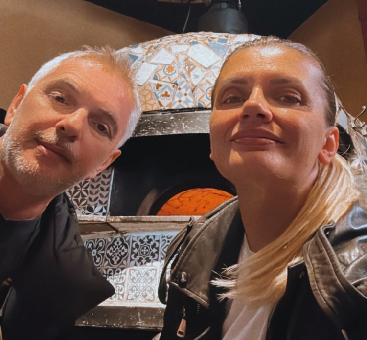 Bardhyl e Ariana Fetahu davanti al forno della loro pizzeria. Lo ha costruito lo stesso Bardhyl, 52 anni, in 7 mesi di lavoro, pietre laviche provenienti da Napoli e pezzi provenienti da diverse parti d'Europa: è una sorta di esperanto della pizza
