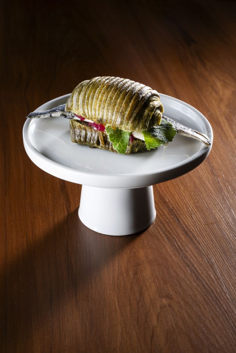 Panino sfogliato alle alghe, con alici, senape e k