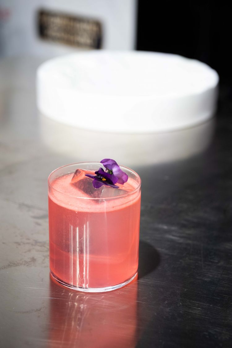 Il cocktail del bartender di Anima, Alessio Arru ispirato a “Bocca di rosa” di Fabrizio De André, a base di gin toscano, olio d’oliva, assenzio, succo di lime fresco, sciroppo di rose, lamponi e tonica cetriolata
