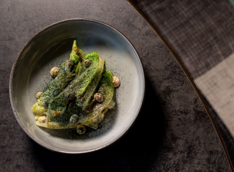 Lattuga bruciata, trota alla scapece e salsa cocktail, un piatto del Bramea
