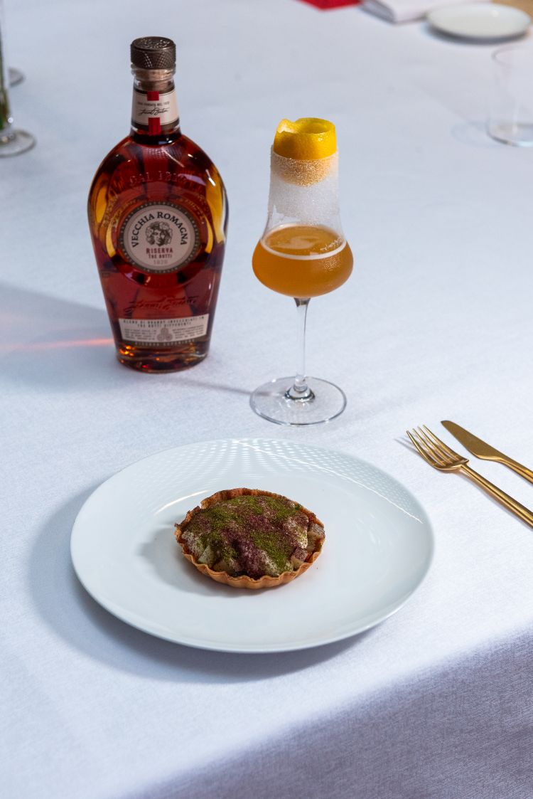 La Tartelletta di pasta fillo con verdure di stagione, firmata dallo Chef Edoardo Traverso, in abbinamento al drink Brandy Crusta di Carlo Simbula.