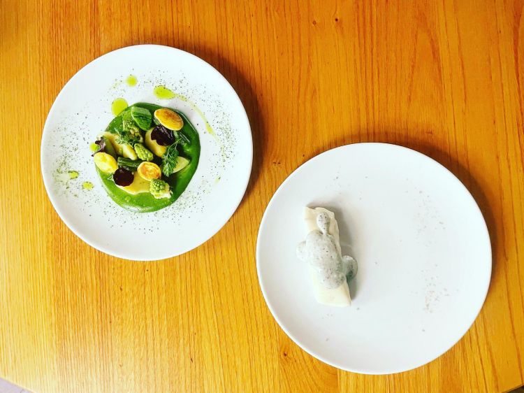 Branzino al vapore, salsa chaud-froid al caviale Oscietra
