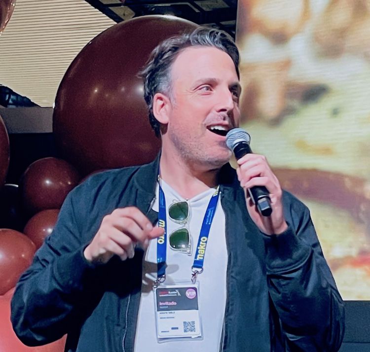 Brian McGinn, co-creatore di Chef's Table, ha introdotto Franco Pepe al pubblico di Madrid Fusion 2024
