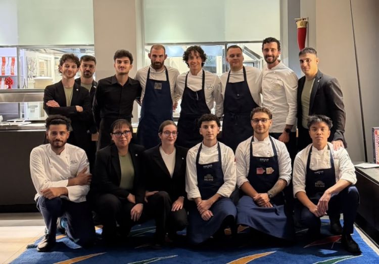 I due chef ospiti insieme alle brigate di sala e c