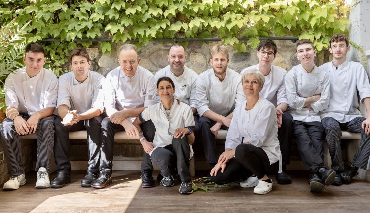 Lo chef Andrea Costantini, terzo da sinistra, con la brigata del Regio Patio