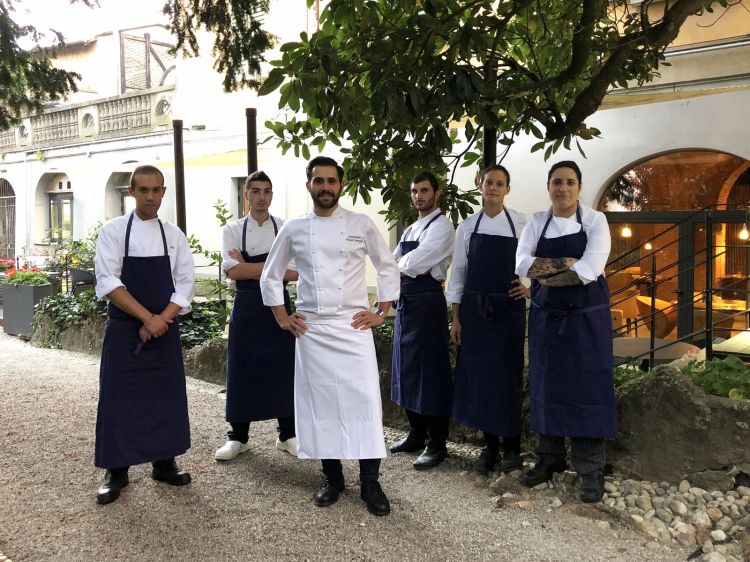 Lo chef Alessandro Proietti Refrigeri, al centro, con la brigata. Da destra Giulia Seveso, Rosa Marzano, Andrea Nisticó, Giovanni Mezzina, Alessandro Furlan