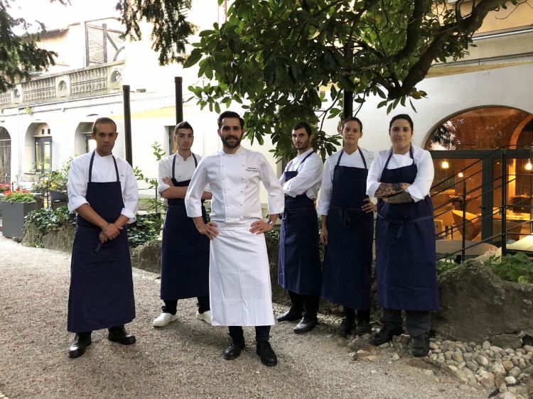 Lo chef Alessandro Proietti Refrigeri, al centro, con la brigata. Da destra Giulia Seveso, Rosa Marzano, Andrea Nisticó, Giovanni Mezzina, Alessandro Furlan
