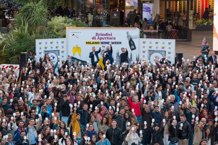 Il brindisi d'apertura della Milano Wine Week 2026