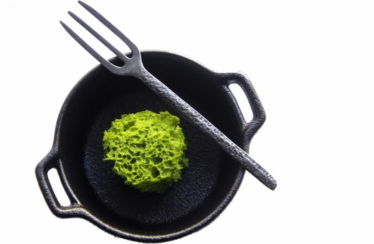 Broccoli e salsiccia. Caposaldo della cucina partenopea in forma contemporanea: spugna di broccoli con estratto di salsiccia. Cambiano le sembianze, ma i sapori ci sono tutti
