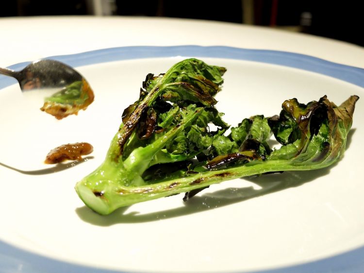 Broccolo alla brace, grasso d'anatra, gelsi neri, senape
