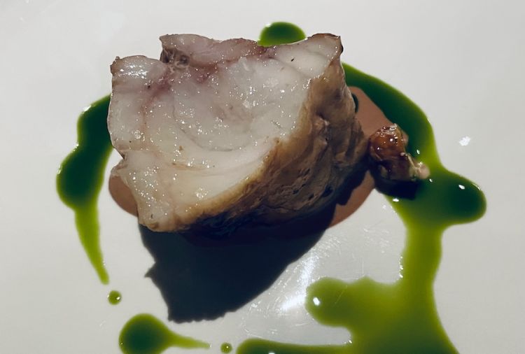 Rana pescatrice, nuceddha tosta, erba cipollina ovvero Rana pescatrice, nocciola, erba cipollina