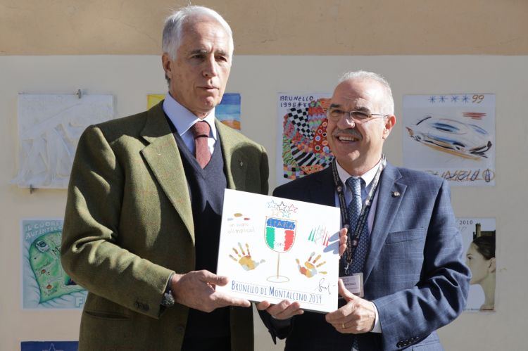 Il presidente del Coni Giovanni Malagò con il presidente del Consorzio Brunello di Montalcino Fabrizio Bindocci presentano la formella celebrativa dell'annata 2019