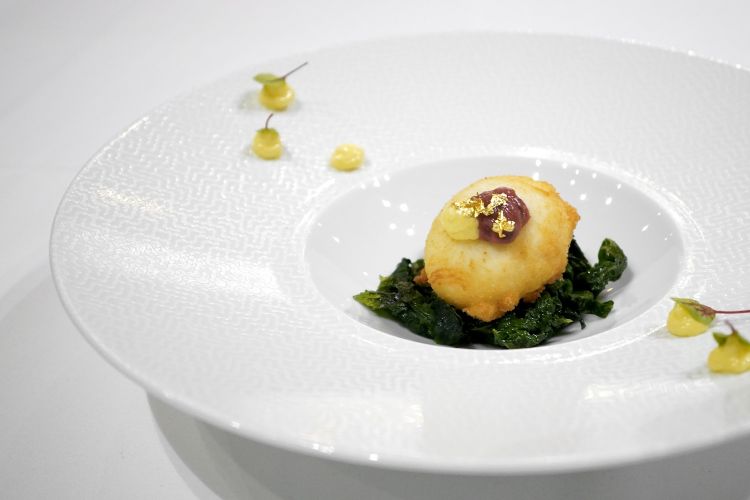 Oeuv panàa: uovo alla milanese, cime di rapa scottate, umeboshi, gocce di zafferano