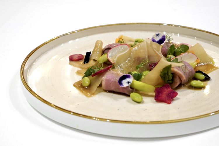 Anatra non alla pechinese: petto d’anatra cotto a bassa temperatura, daikon marinato, edamame e asparagi verdi