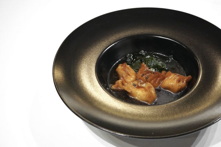 Dim sum de Berghem: il casoncello a mo’ di Beijing, salsa di burro e soia, dashi, wakame, polvere di salvia