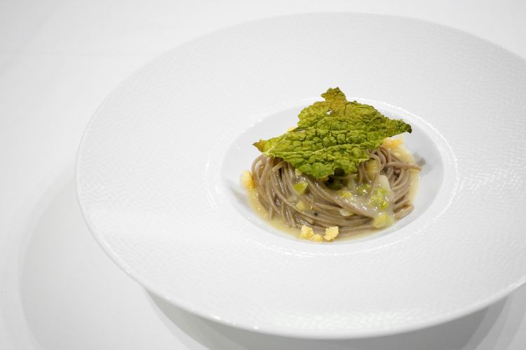 Pizzochero orientale: soba al burro e salvia, crema di verza e patate, bitto croccante