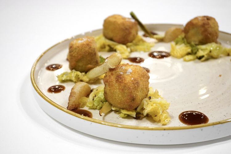 Cuboletta alla milanese: ganassin di vitello cotto nella birra, verze brasate, cipollotto, daikon e salsa tonkatsu