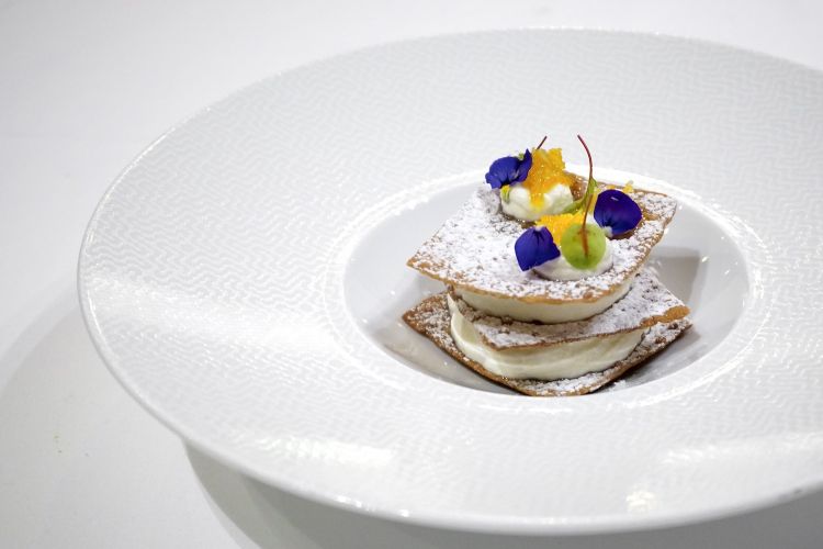 Millefoglie di cannolo siciliano, ricotta di pecora aromatizzata allo yuzo, crema di Nikka