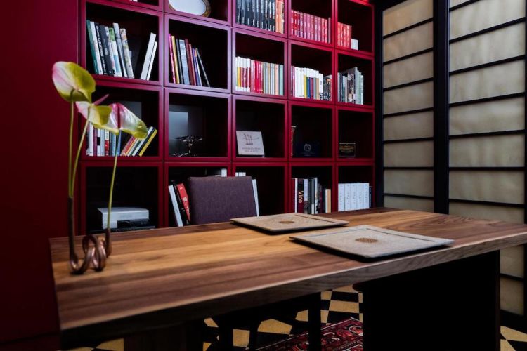 Ma noi abbiamo pranzato qui, nella saletta appartata e accogliente, con tanto di libreria