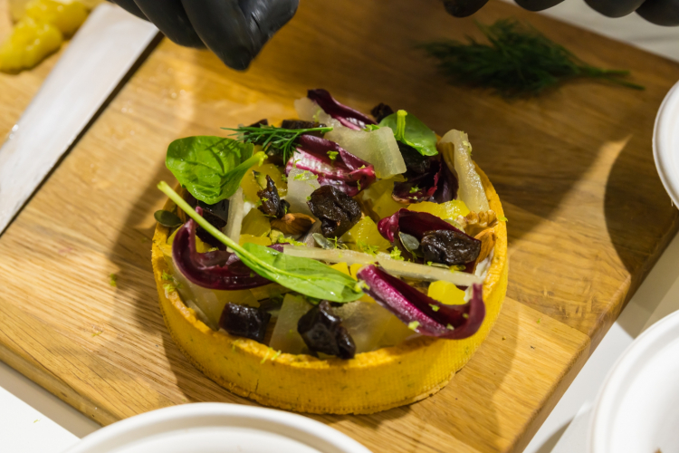 La Crostata salata al curry con Blu61, prugne e verdure colorate
