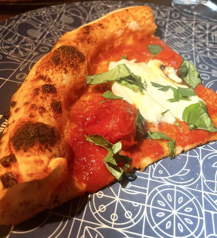 Bucce di pomodoro: passata di pomodoro del Piennolo, pomodoro del Piennolo alla brace, provola di bufala affumicata in uscita, gel di basilico, olio EVO