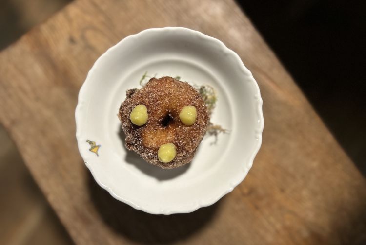 Buccellato che diventa un frate: &laquo;Il "frate" a Lucca &egrave; il bombolone, la ciambella col buco, fritta e zuccherata, che somiglia alla chierica dei frati. Quindi serviamo il panone dolce speziato tipo di Lucca in una pastella al buccellato stesso, fritto, zuccherato e accompagnato da lemon curd&raquo;

