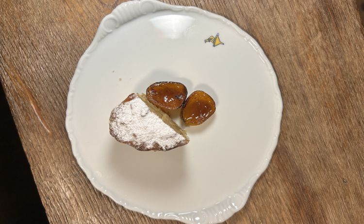 Budino di riso: &laquo;&Egrave; tipico toscano, soprattutto a Viareggio c'&egrave; un bar pasticceria su lungomare, si chiama Galliano e fa un budino di riso straordinario. Questo &egrave; un po' il mio omaggio al budino di riso, realizzato con le foglie del carciofo come base, poi kumquat del nostro giardino, sciroppato&raquo;
