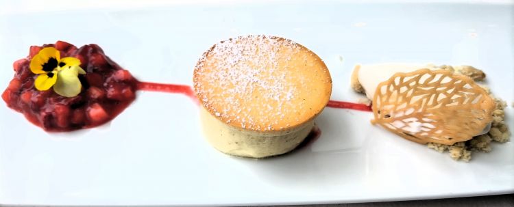 Budino di ricotta tiepido, fragole, gelato alla panna acida