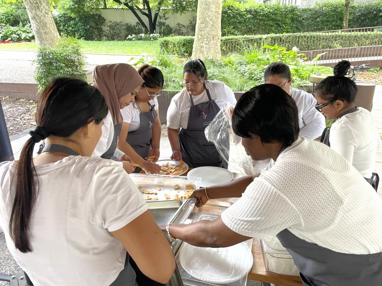 La preparazione del buffet di fine corso negli spazi di Enoteca Naturale, vicini di casa di Emergency a Milano in via Santa Croce
