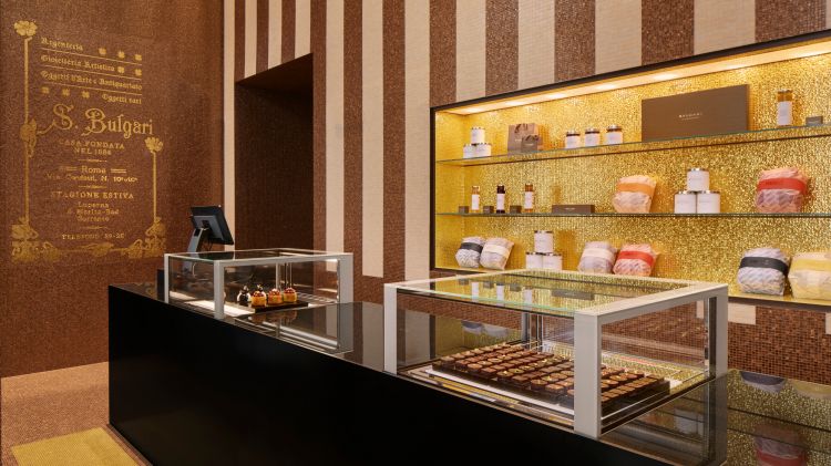 Nel nuovo Bulgari Hotel Roma c'è anche la prima boutique Bulgari Dolci in Italia, dove farsi tentare dalle "gemme di cioccolato" di Bulgari
