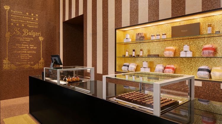 Nel nuovo Bulgari Hotel Roma c'è anche la prima boutique Bulgari Dolci in Italia, dove farsi tentare dalle "gemme di cioccolato" di Bulgari
