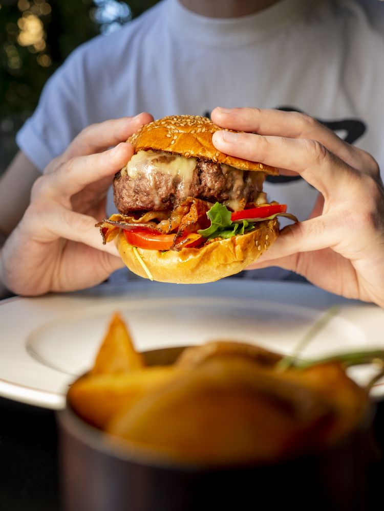 Burger con senape, misticanza, pomodoro a fette, guanciale croccante, brie, miele e patate cotte al Josper
