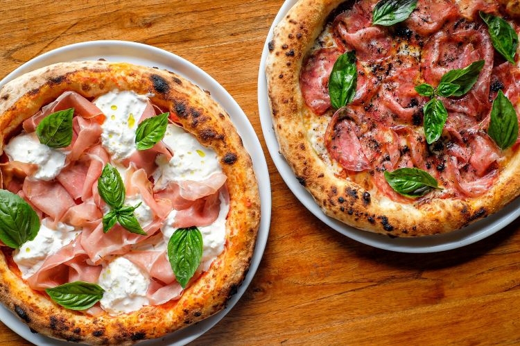 Due pizze di Massilia: da sinistra Burrata e culatello e Finocchiona toscana