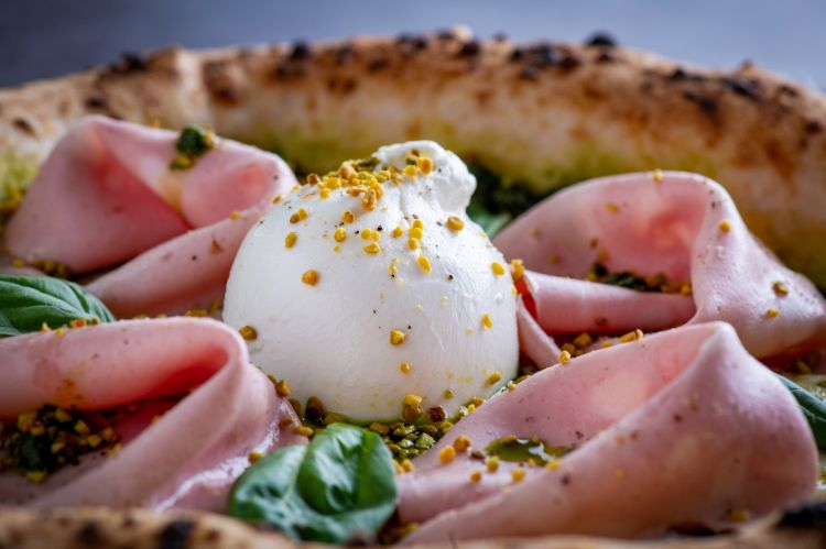 Burrata e mortadella, una delle pizze classiche di Belli di Mamma: lievitazione di 48 ore, altra idratazione, cornicione pronunciato e materia prima di grande qualit&agrave;
