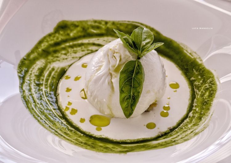 Burrata ripiena di sorbetto al pomodoro su crema di basilico, polvere di caffè e olio extravergine d'oliva
